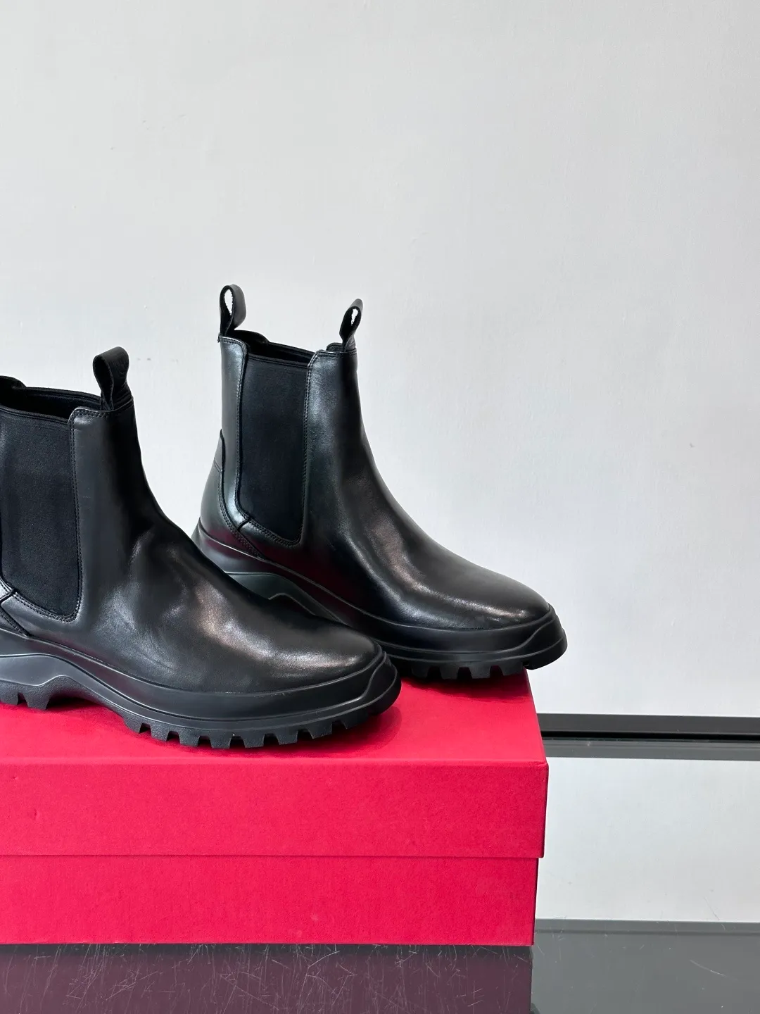 Men's men's shoes 💰960 FERRAGAMO Chelsea boots, super A Chelsea shoes equipped with thick outsole, minimalist design exudes modern charm. Imported leather surface, good texture, leather lining, easy to wear!  size: 39-44 (38.45.46 customized)